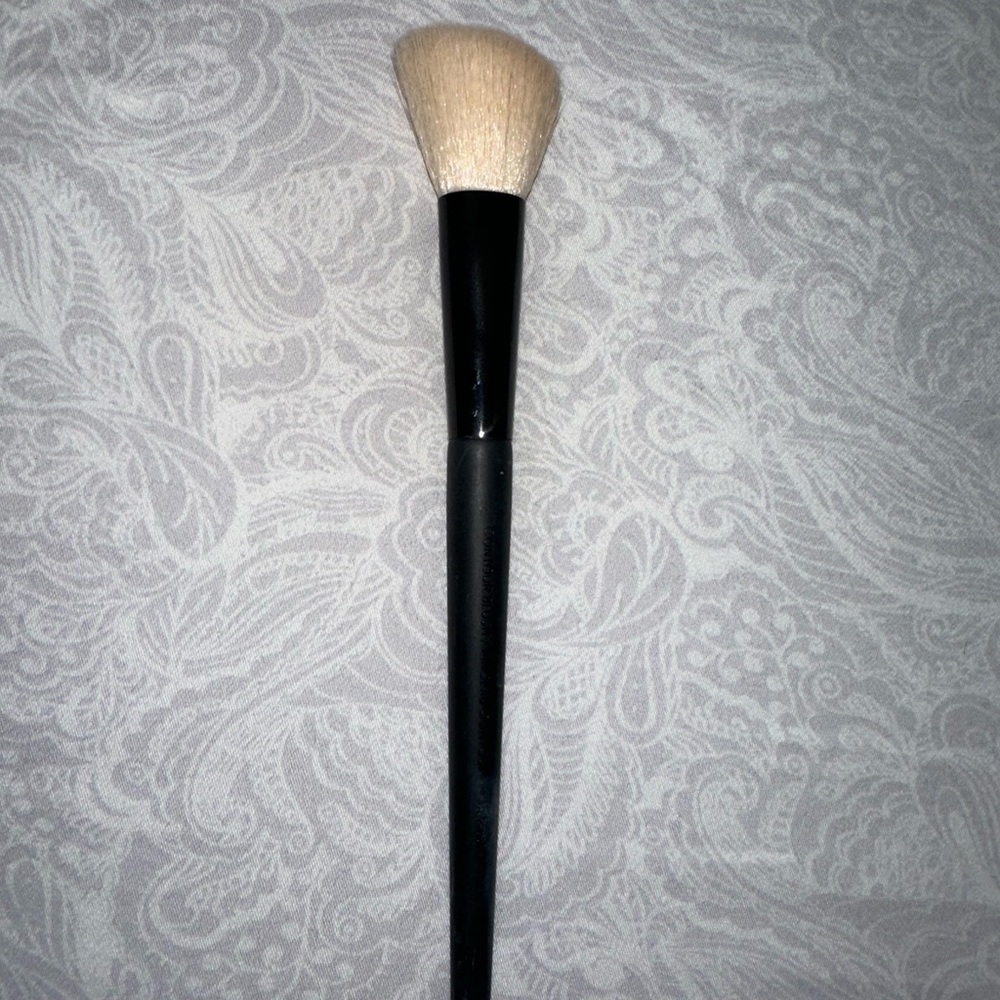 QUO BEAUTY Professional Makeup Brush with Black Handle